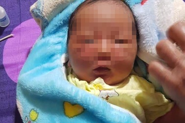 Bé gái sơ sinh bị bỏ rơi giữa cánh đồng