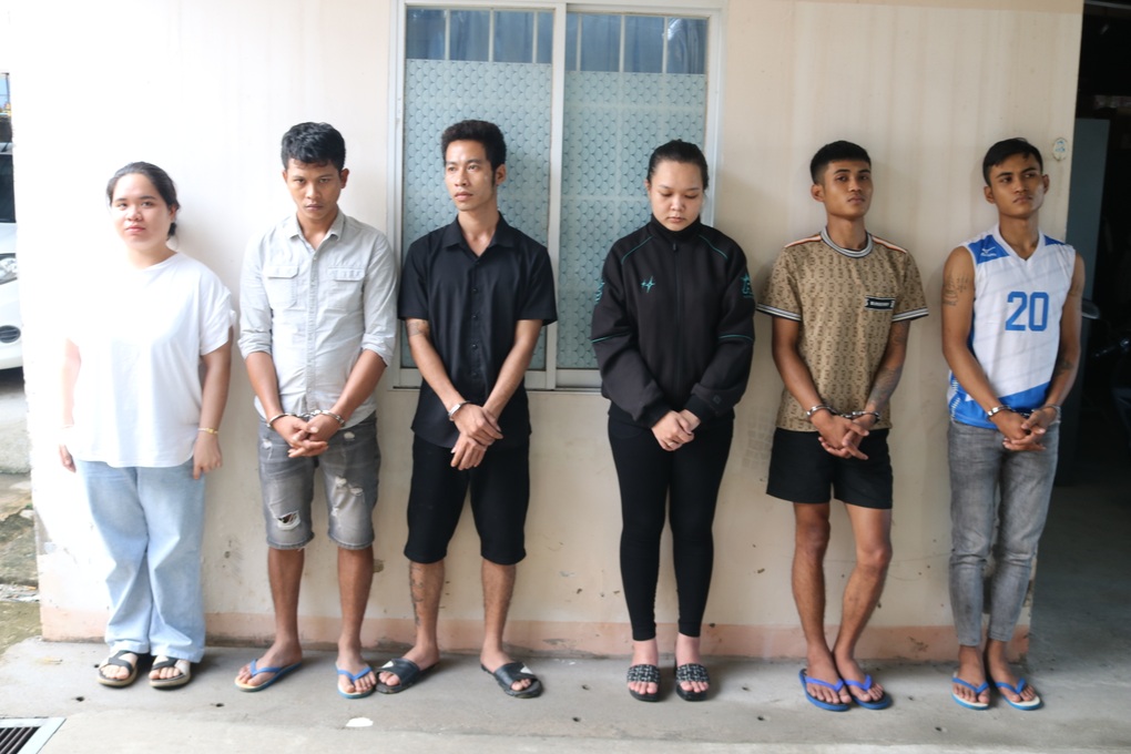 Chủ nhà nghỉ và 5 khách bị tạm giữ do liên quan đến ma túy - 1 Chủ nhà nghỉ và 5 khách bị tạm giữ do liên quan đến ma túy - 1