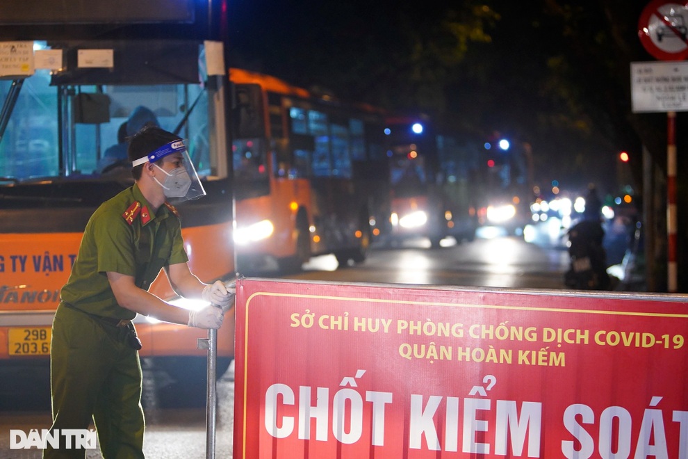 Xuyên đêm đưa hơn 100 F1 từ ổ dịch Bệnh viện Việt Đức đi cách ly - 2 Xuyên đêm đưa hơn 100 F1 từ ổ dịch Bệnh viện Việt Đức đi cách ly - 2