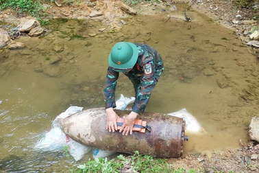 Hà Nội: Phát hiện quả bom nặng hơn 500kg trên sông Đuống