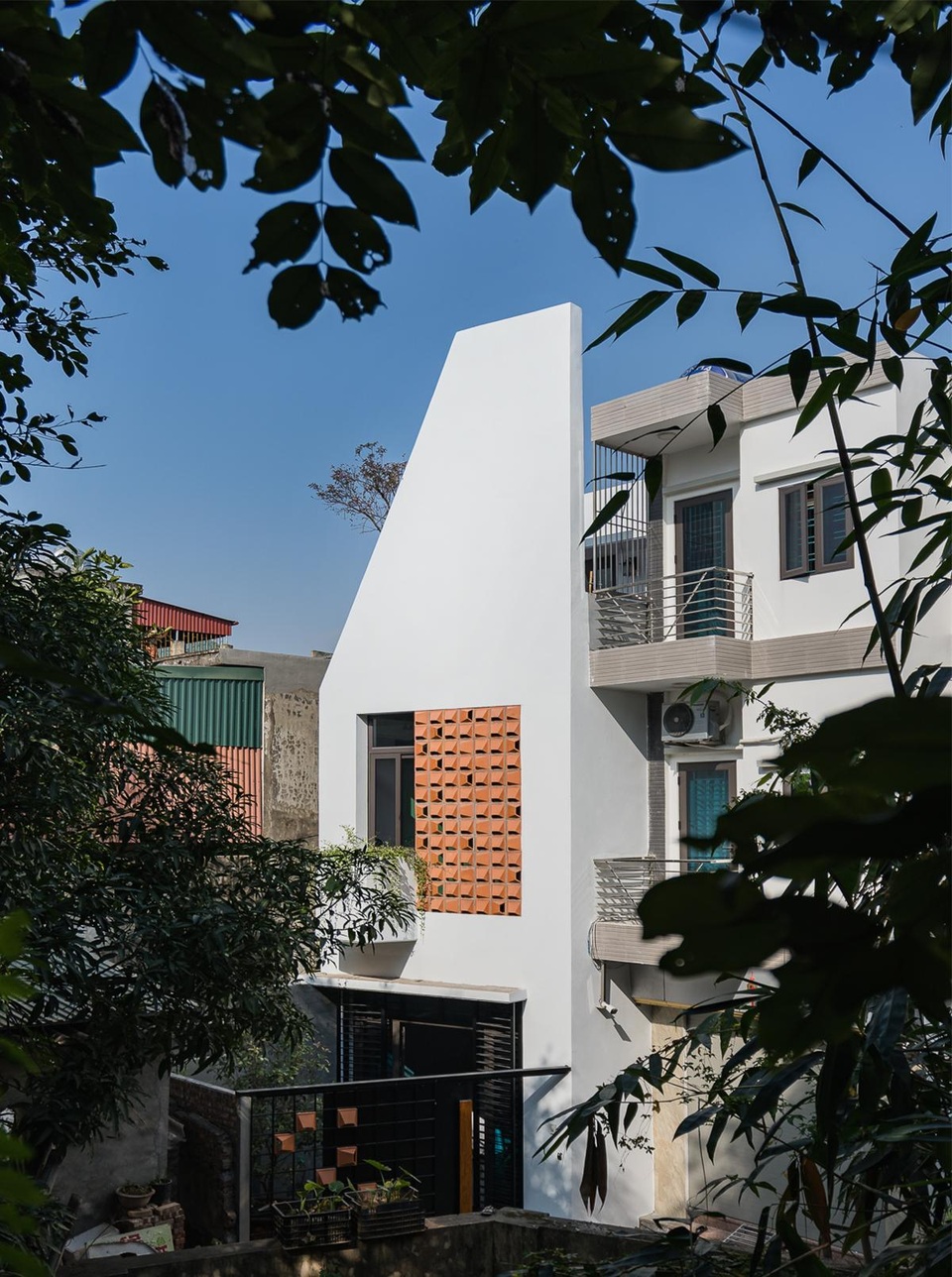 Vợ chồng Hải Dương xây nhà ống ngập ánh sáng đẹp như resort chỉ 1 tỷ đồng - 1