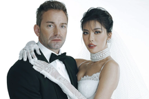 Siêu mẫu Minh Tú khoe trọn đường cong quyến rũ bên chồng Tây