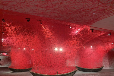 Nghệ sĩ nổi tiếng Chiharu Shiota làm triển lãm từ len, thuyền cũ ở Việt Nam