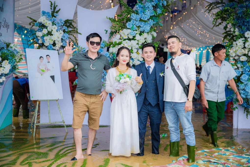 Hàng trăm người bì bõm lội nước lũ chúc mừng đôi tân hôn - 1 Hàng trăm người bì bõm lội nước lũ chúc mừng đôi tân hôn - 1