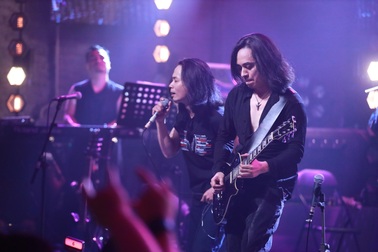 1000 khán giả cùng khóc, cháy hết mình trong đêm nhạc Bức Tường 30 năm