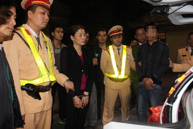 CSGT Bắc Giang bắt giữ 1,4kg ma túy đá giấu trên xe taxi