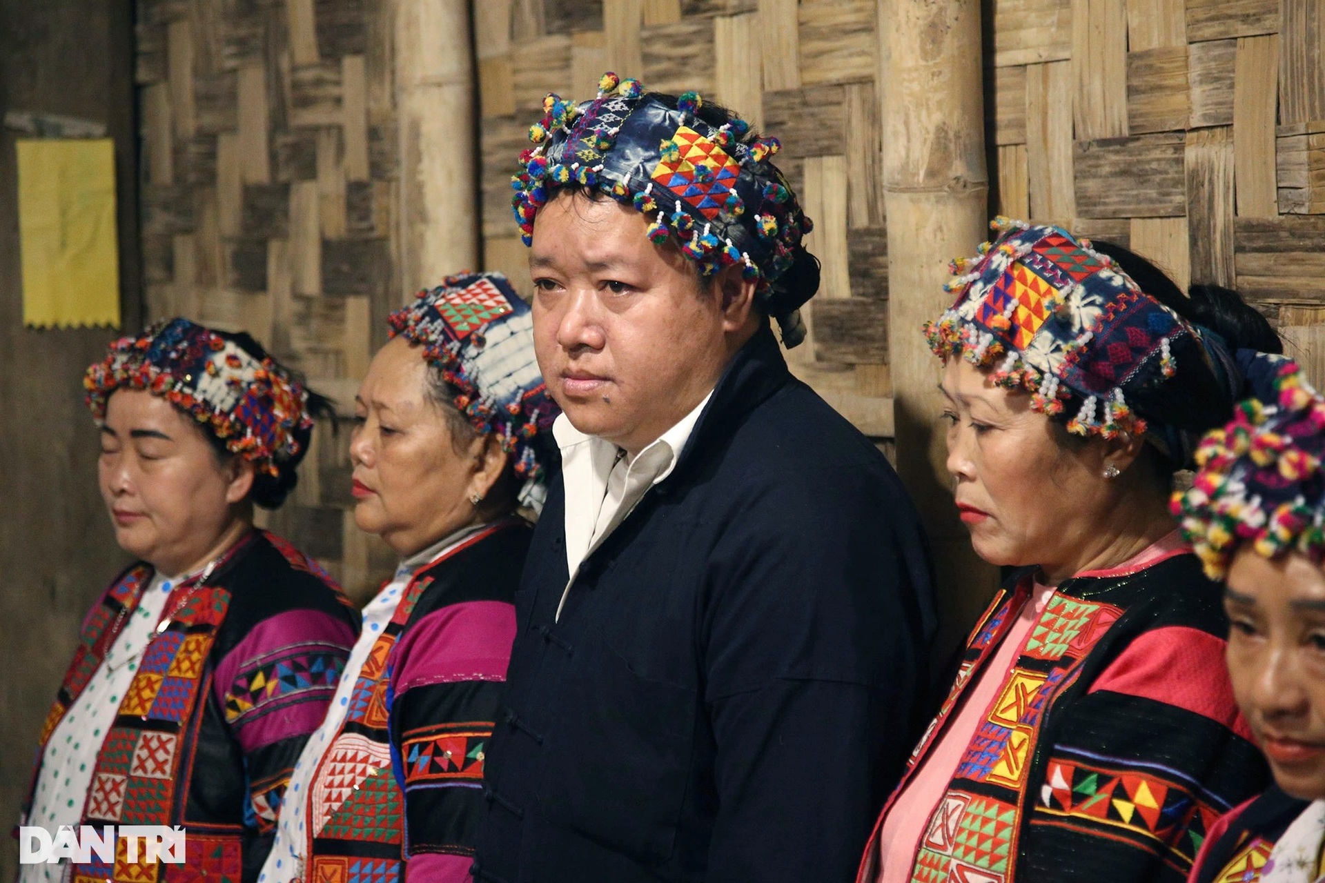 Tại Hà Nội xem tận mắt tục cúng tổ tiên của người Lô Lô ở Mèo Vạc - 5 Tại Hà Nội xem tận mắt tục cúng tổ tiên của người Lô Lô ở Mèo Vạc - 5