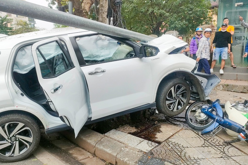 Ô tô húc đổ cột đèn, tông hàng loạt phương tiện - 1 Ô tô húc đổ cột đèn, tông hàng loạt phương tiện - 1