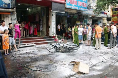 Xe máy phát nổ, bốc cháy trên vỉa hè