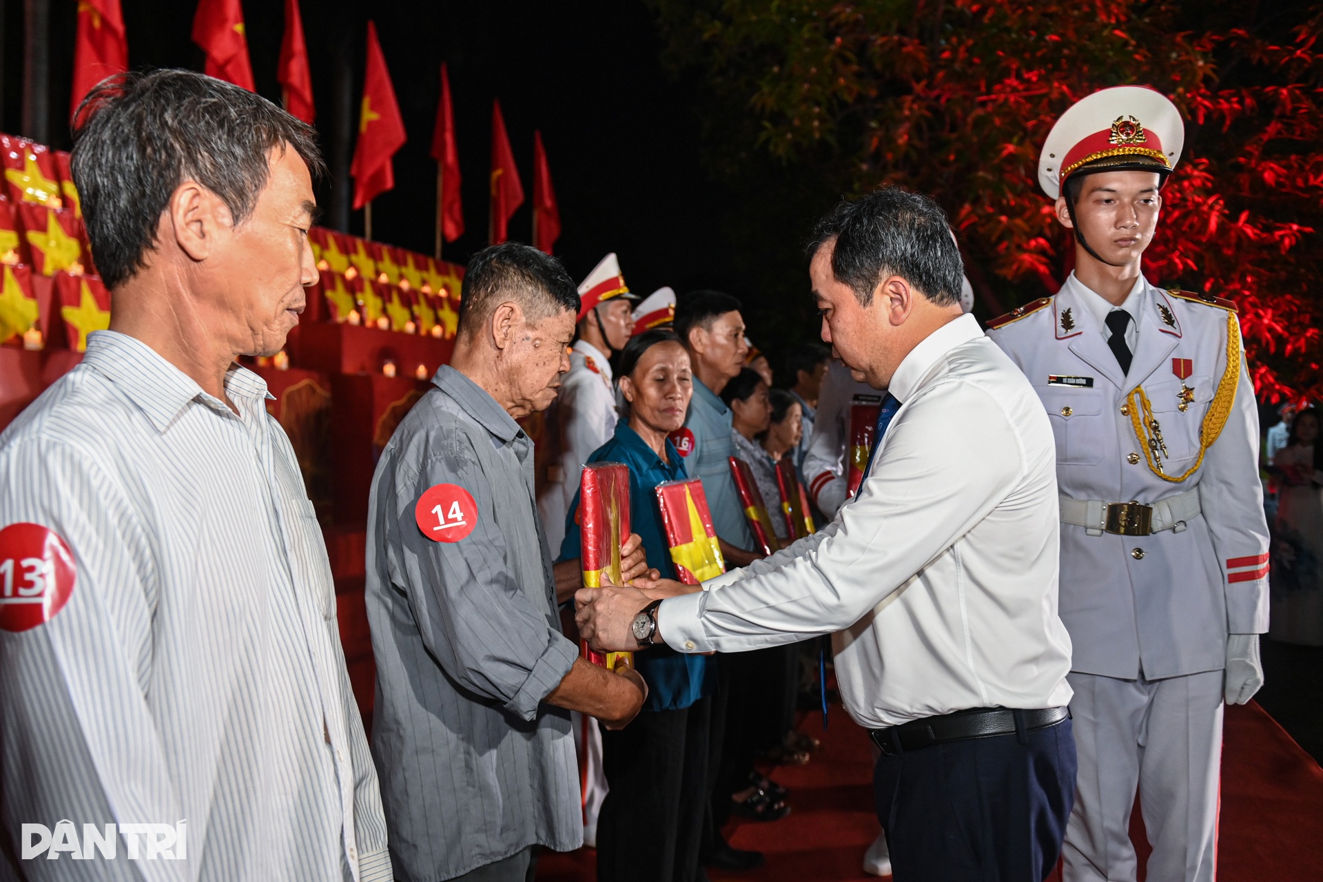 Con gái xúc động ôm di ảnh phục chế của cha tại Lễ tri ân Anh hùng liệt sĩ - 6 Con gái xúc động ôm di ảnh phục chế của cha tại Lễ tri ân Anh hùng liệt sĩ - 6