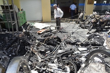 Cháy tại chi nhánh ngân hàng, 2 trụ ATM và 7 xe máy bị thiêu rụi 