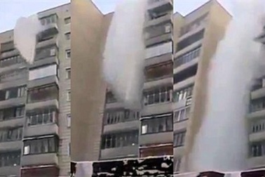 Video nước sôi hắt từ ban công đóng băng trước khi chạm đất