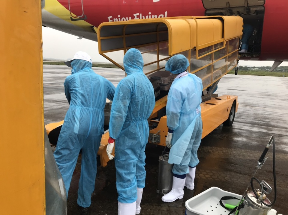 Chuyến bay đầu tiên chở 221 người Việt từ Hàn Quốc hạ cánh xuống Vân Đồn - 3