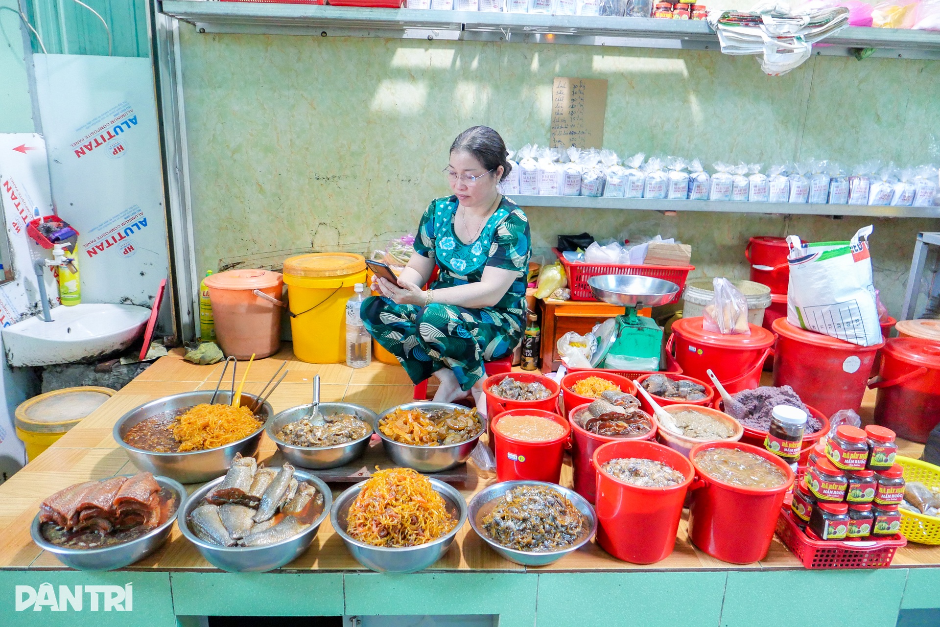 Khu chợ được ví như vương quốc mắm, bán đặc sản mùa nước nổi rẻ bèo - 2 Khu chợ được ví như vương quốc mắm, bán đặc sản mùa nước nổi rẻ bèo - 2