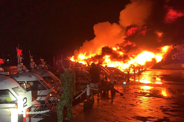 8 tàu du lịch và ca nô bất ngờ cháy dữ dội ở bến Cửa Đại