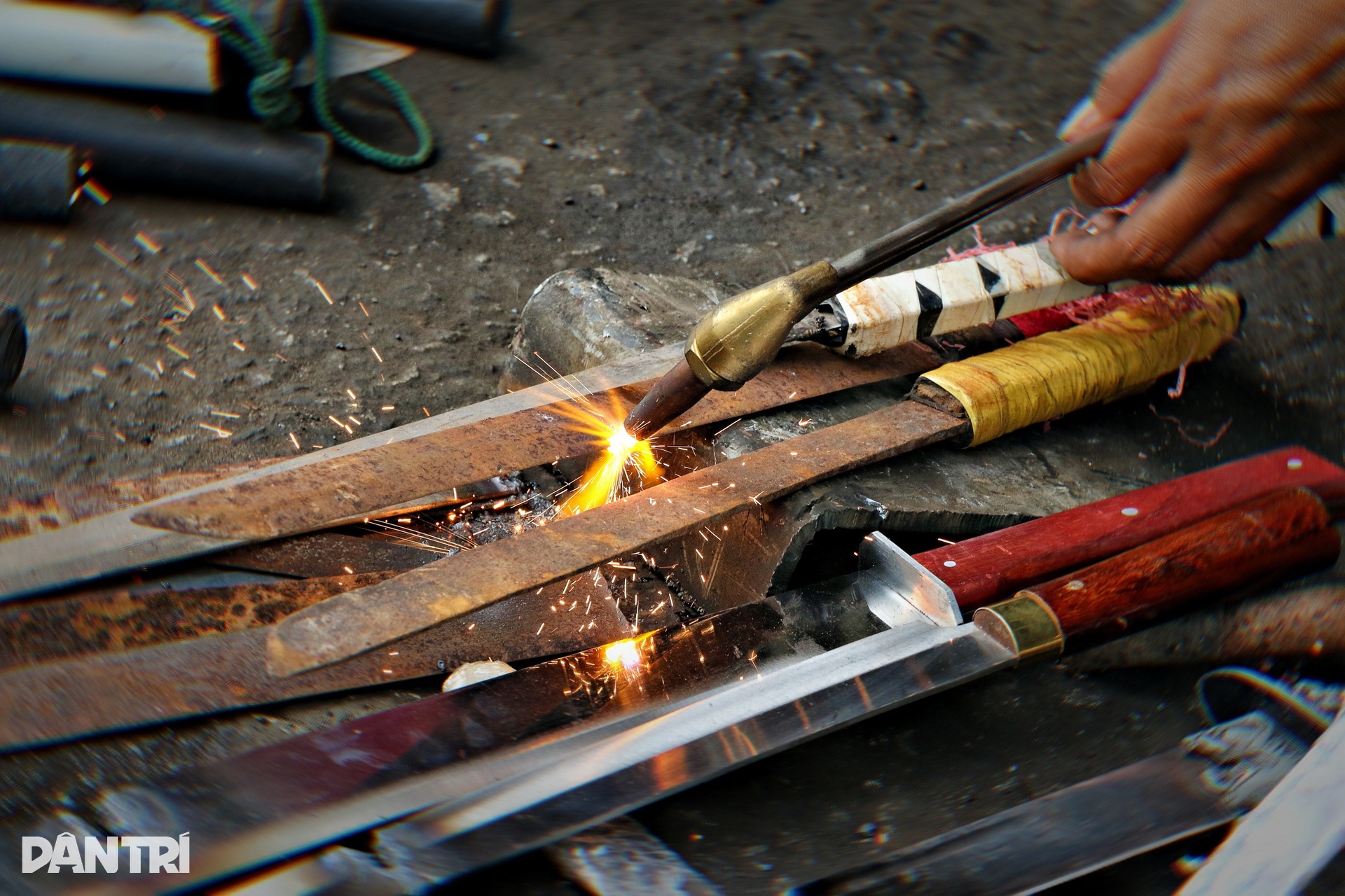 Cận cảnh quá trình tiêu hủy hàng nghìn loại vũ khí, súng ở An Giang - 6