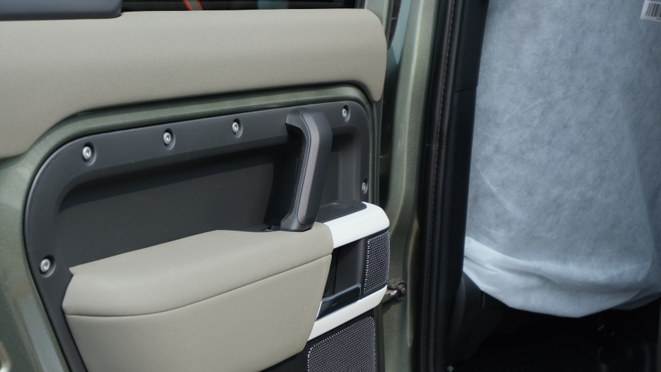 Land Rover Defender thế hệ mới xuất hiện tại Việt Nam - 15 Land Rover Defender thế hệ mới xuất hiện tại Việt Nam - 15