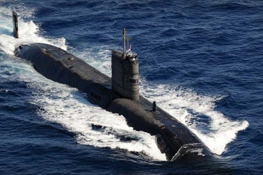 Tàu ngầm Anh đâm vào băng khi truy đuổi tàu lạ