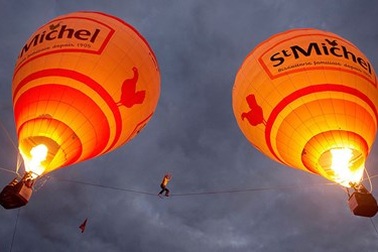 Ấn tượng qua ảnh: Đi trên dây giữa 2 khinh khí cầu