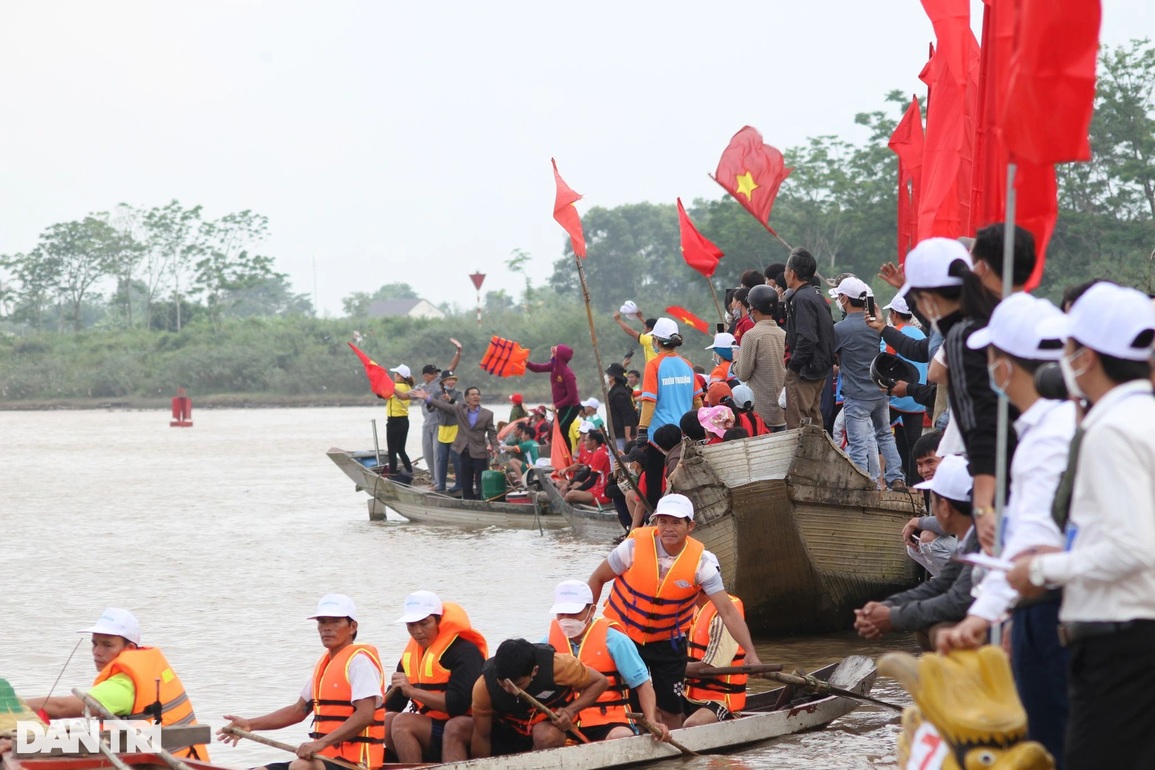 Sôi nổi lễ hội đua thuyền nhân ngày sinh cố Tổng Bí thư Lê Duẩn - 5 Sôi nổi lễ hội đua thuyền nhân ngày sinh cố Tổng Bí thư Lê Duẩn - 5