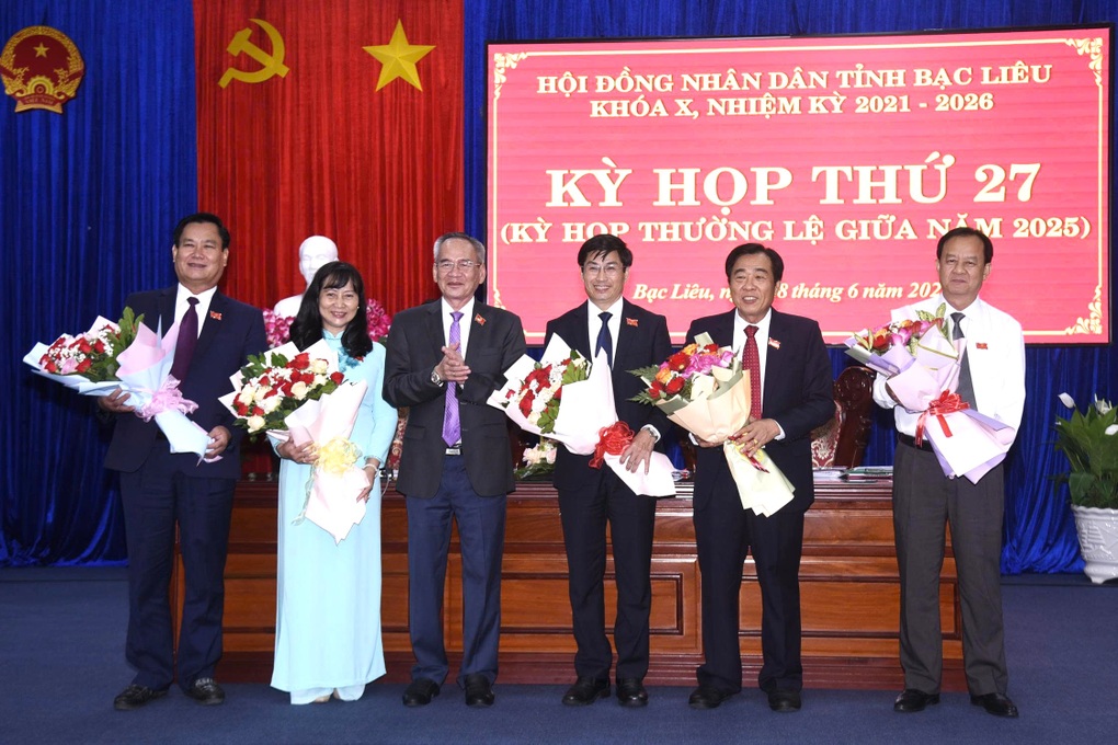 Sáu cán bộ thôi làm đại biểu tại kỳ họp cuối cùng của HĐND tỉnh Bạc Liêu - 1 Sáu cán bộ thôi làm đại biểu tại kỳ họp cuối cùng của HĐND tỉnh Bạc Liêu
