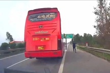 Xử phạt tài xế ô tô ngang nhiên đón khách trên cao tốc