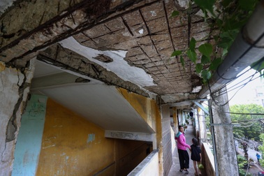 Hàng trăm hộ dân sống trong lo sợ tại chung cư hơn nửa thế kỷ ở TPHCM