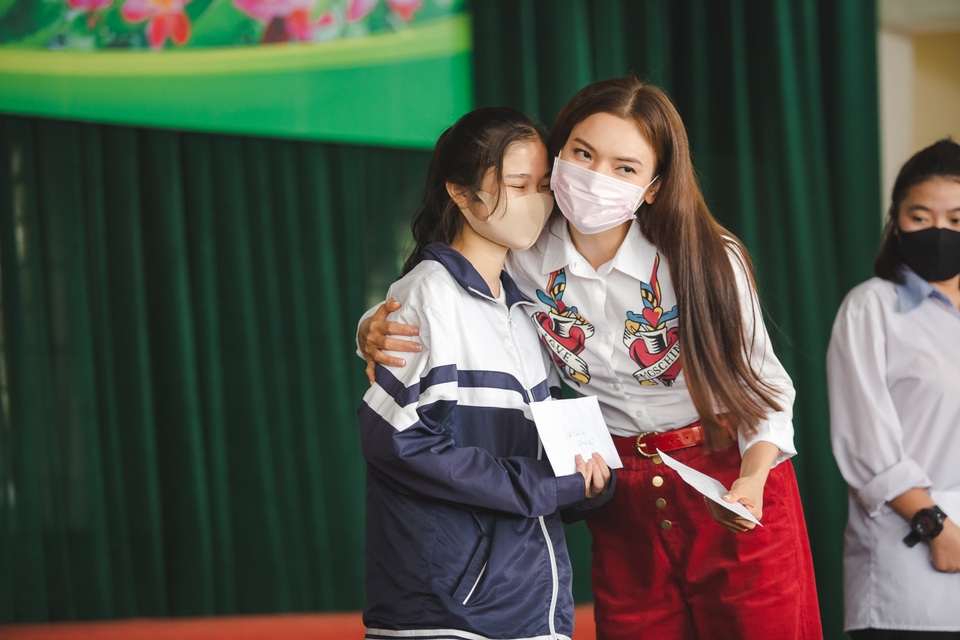 Phạm Phương Thảo hỗ trợ dân nghèo xứ Nghệ vượt qua đại dịch - 7 Phạm Phương Thảo hỗ trợ dân nghèo xứ Nghệ vượt qua đại dịch - 7