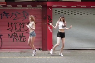 Hai hot girl nhảy shuffle dance khoe chân dài quyến rũ gây sốt cộng đồng mạng