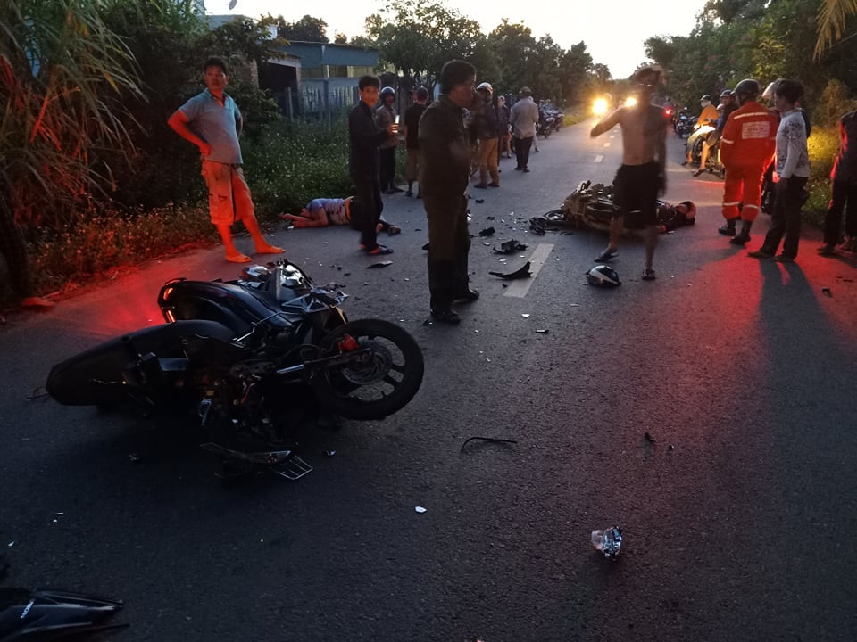 3 thanh niên lao xe vào nhau, 1 người tử nạn - 1 3 thanh niên lao xe vào nhau, 1 người tử nạn - 1