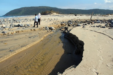 Cận cảnh đê biển cao hàng mét bị sóng "thổi bay"