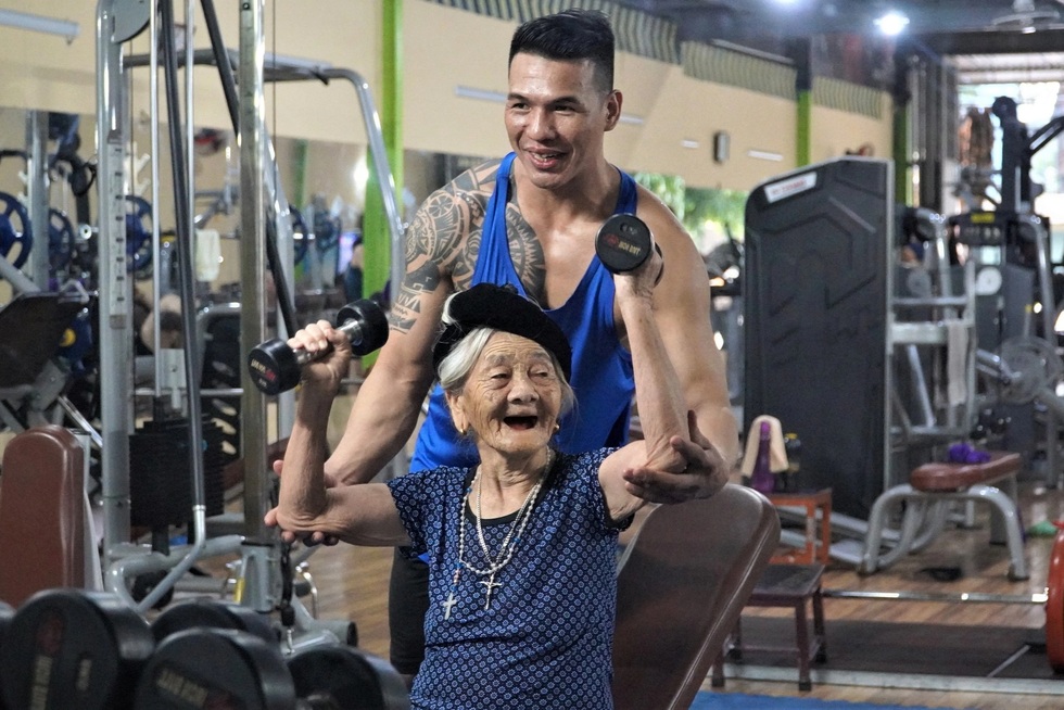 Cụ bà gần 100 tuổi hăng say lên xà, kéo tạ, chạy bộ mỗi ngày