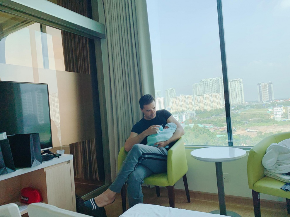 MC Phương Mai: Bố mẹ tôi sốc khi con rể Tây rửa bát còn tôi nằm xem tivi - 4 MC Phương Mai: Bố mẹ tôi sốc khi con rể Tây rửa bát còn tôi nằm xem tivi - 4