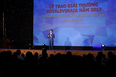 Phó Thủ tướng Vũ Đức Đam gặp câu hỏi “khó” của nhiều nữ sinh viên