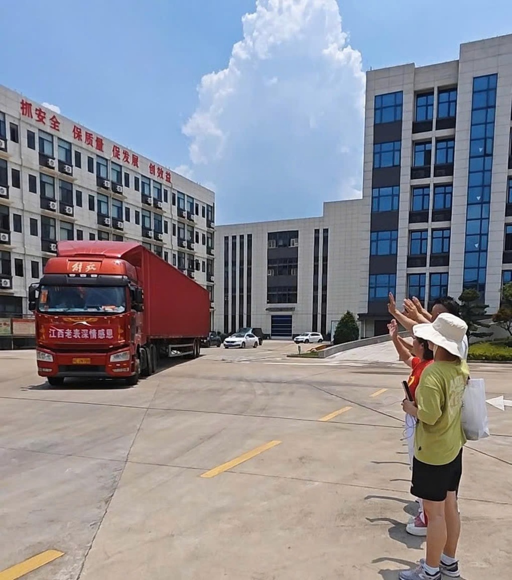 Thoát chết trên cầu gãy đôi, tài xế container về nơi bị nạn để làm một việc - 3