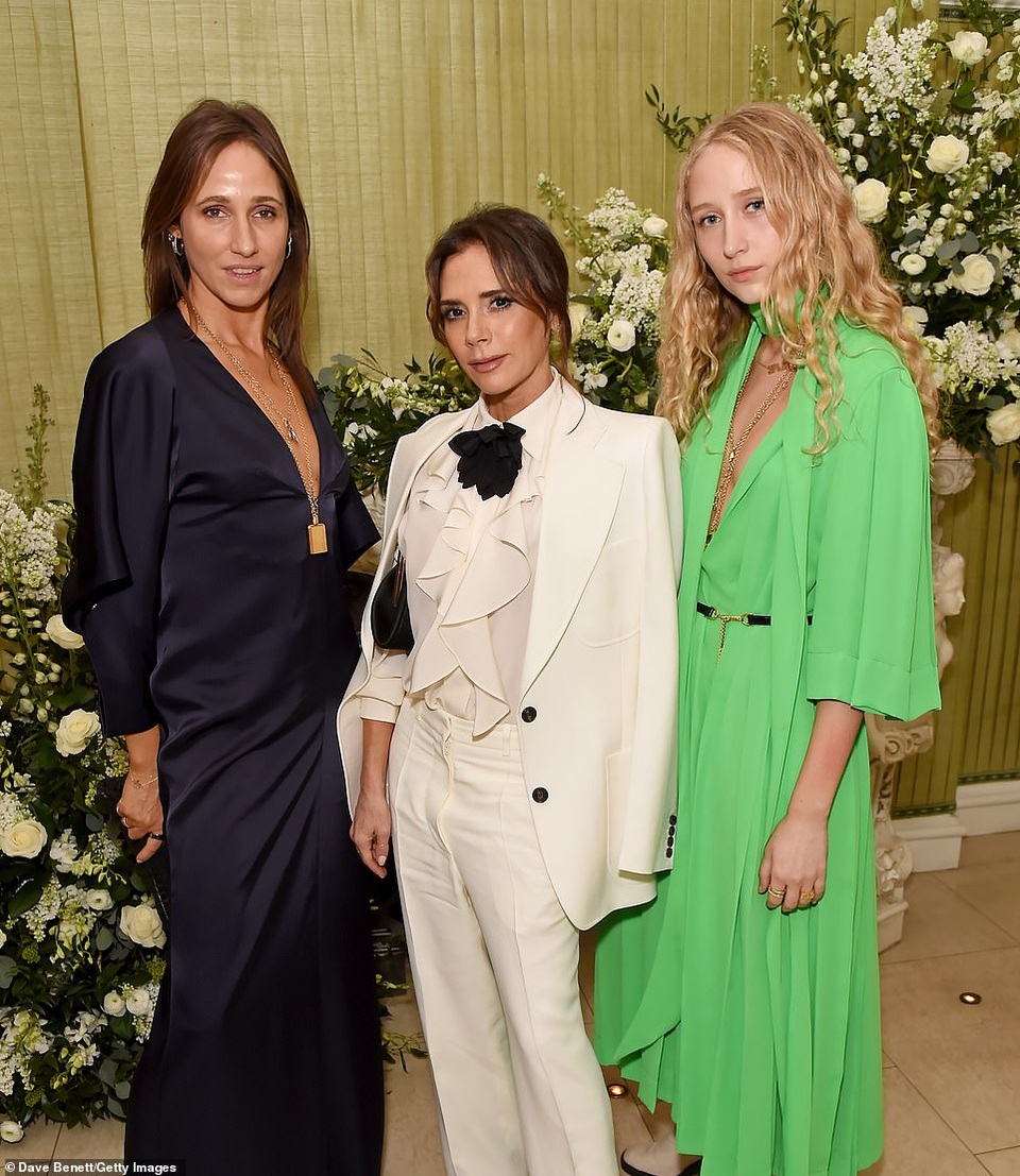 Tình cũ Ronaldo diện váy xuyên thấu đọ dáng Victoria Beckham - 5 Tình cũ Ronaldo diện váy xuyên thấu đọ dáng Victoria Beckham - 5