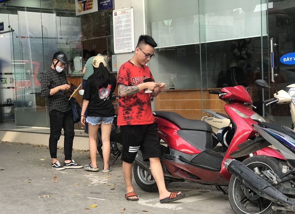 Người dân cuống cuồng, rồng rắn xếp hàng đi mua bảo hiểm xe máy, ô tô - 5 Người dân cuống cuồng, rồng rắn xếp hàng đi mua bảo hiểm xe máy, ô tô - 5