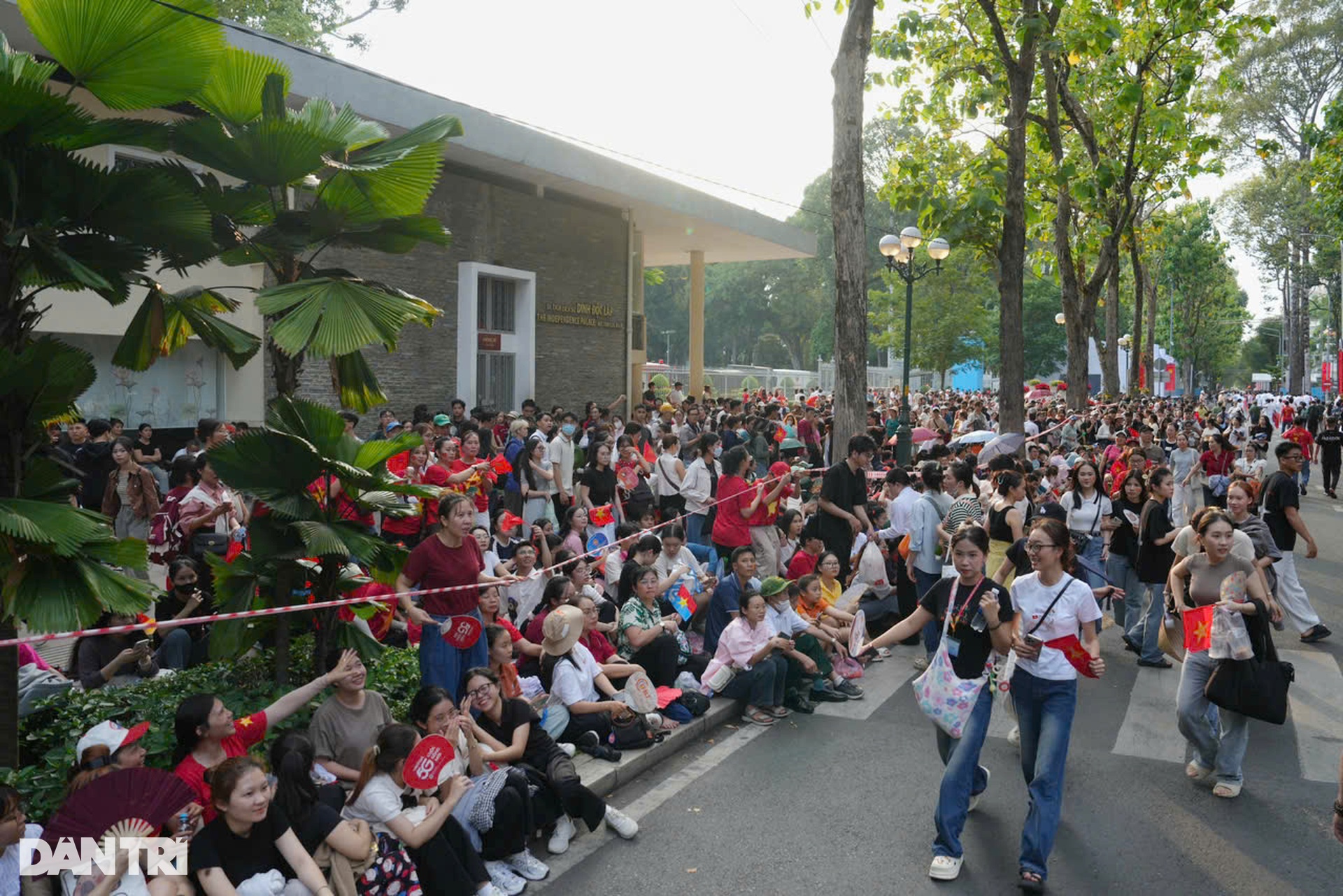 Biển người chờ xem sơ duyệt diễu binh, diễu hành ở TPHCM - 7 Biển người chờ xem sơ duyệt diễu binh, diễu hành ở TPHCM - 7