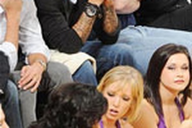 Beckham chăm chú xem... hoạt náo viên bóng rổ