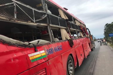 Xe khách lật xuống ruộng, 5 người thương vong