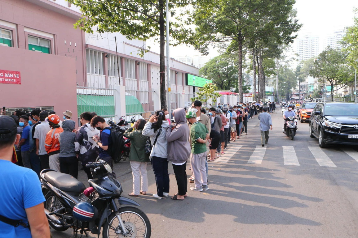 Người hâm mộ xếp hàng mua vé xem HA Gia Lai thi đấu Cúp châu Á - 1 Người hâm mộ xếp hàng mua vé xem HA Gia Lai thi đấu Cúp châu Á - 1