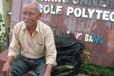 Ông 78 tuổi vẫn hăng hái đưa cháu đi thi