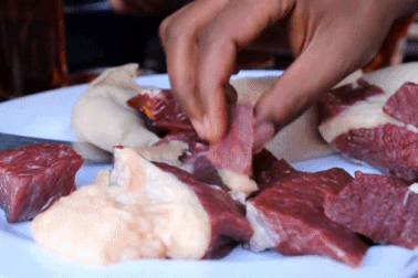Rùng mình với sở thích ăn thịt sống kỳ lạ ở Ethiopia