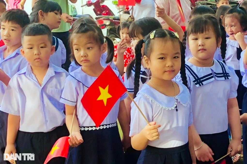 Quảng Nam: Học sinh Nam Trà My đi chân trần dự khai giảng năm học mới - 6 Quảng Nam: Học sinh Nam Trà My đi chân trần dự khai giảng năm học mới - 6