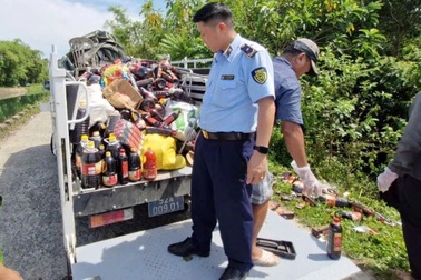 Nước mắm, thuốc, son môi vứt la liệt và nỗi lo "sờ đâu cũng gặp hàng dởm"