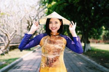 Đào Thị Hà tái xuất với áo dài sau tin đồn thi Hoa hậu Hoàn vũ 2017