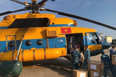 Bộ Quốc phòng điều 3 máy bay trực thăng chở hàng cứu trợ đến Điện Biên