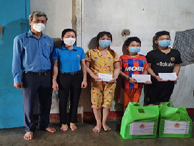 Liên đoàn Lao động tỉnh Đồng Nai tặng quà cho con đoàn viên mồ côi do dịch Covid-19.
