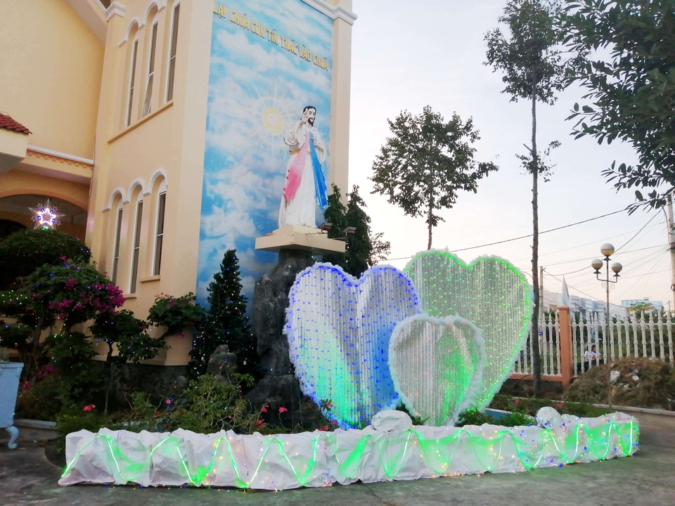 Các nhà thờ trang trí bắt mắt, đường phố đông nghịt người vui chơi đêm Noel - 30 Các nhà thờ trang trí bắt mắt, đường phố đông nghịt người vui chơi đêm Noel - 30