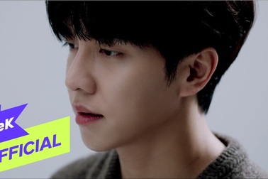 Lee Seung Gi thể hiện ca khúc "The Ordinary Man"